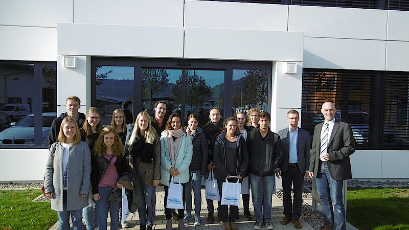 Exkursion der Hochschule Sigmaringen, Studierende vor dem Betriebsgebäude