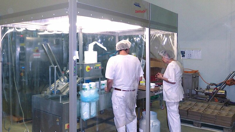 Das fahrbare Reinraumzelt CleanFlowCell® der Reinraumklasse ISO 7 wurde auf die Grösse der Joghurt-Abfüllmaschine angepasst.