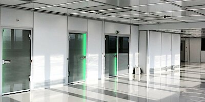 Cleanroom for cleaning and packaging titanium implants, ISO 7