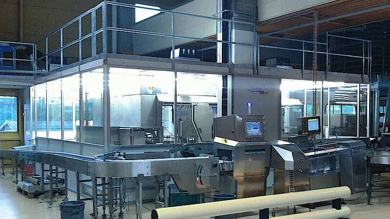 Verpackung von Schnittbrot in einer Großbäckerei. Das geschlossene System CleanSteriCell® der Reinraumklasse ISO-7 entspricht den Vorgaben der pharmazeutischen Produktion.