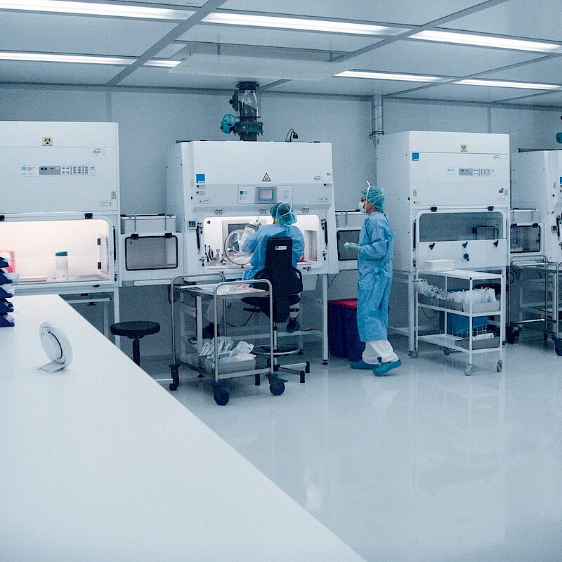 Dieses Reinraumlabor wird für die Herstellung von Zytostatika in einer Krankenhausapotheke verwendet. 