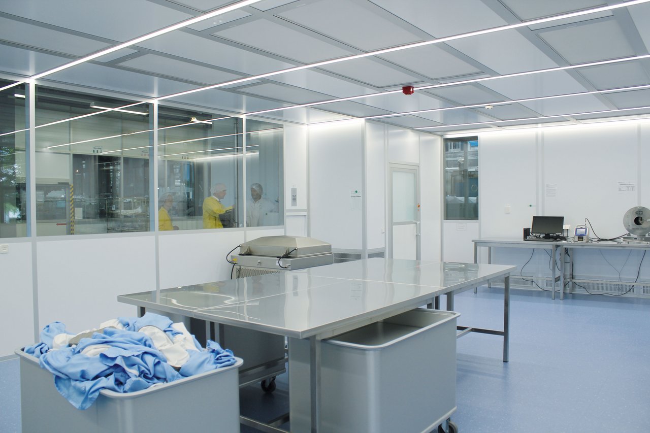 Cleanroom for cleaning cleanroom clothing, ISO 5
