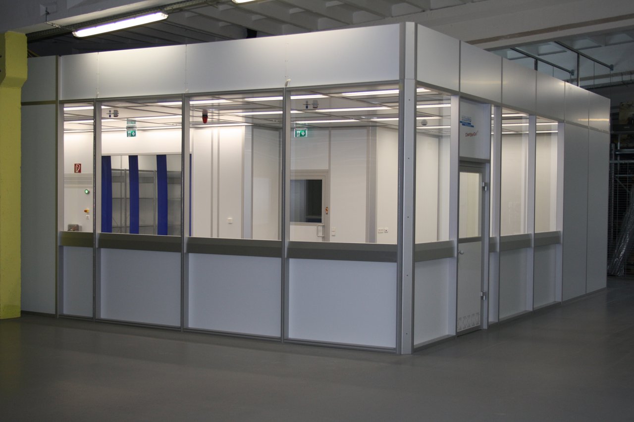 Cleanroom for testing pharmaceutical packaging systems, GMP C