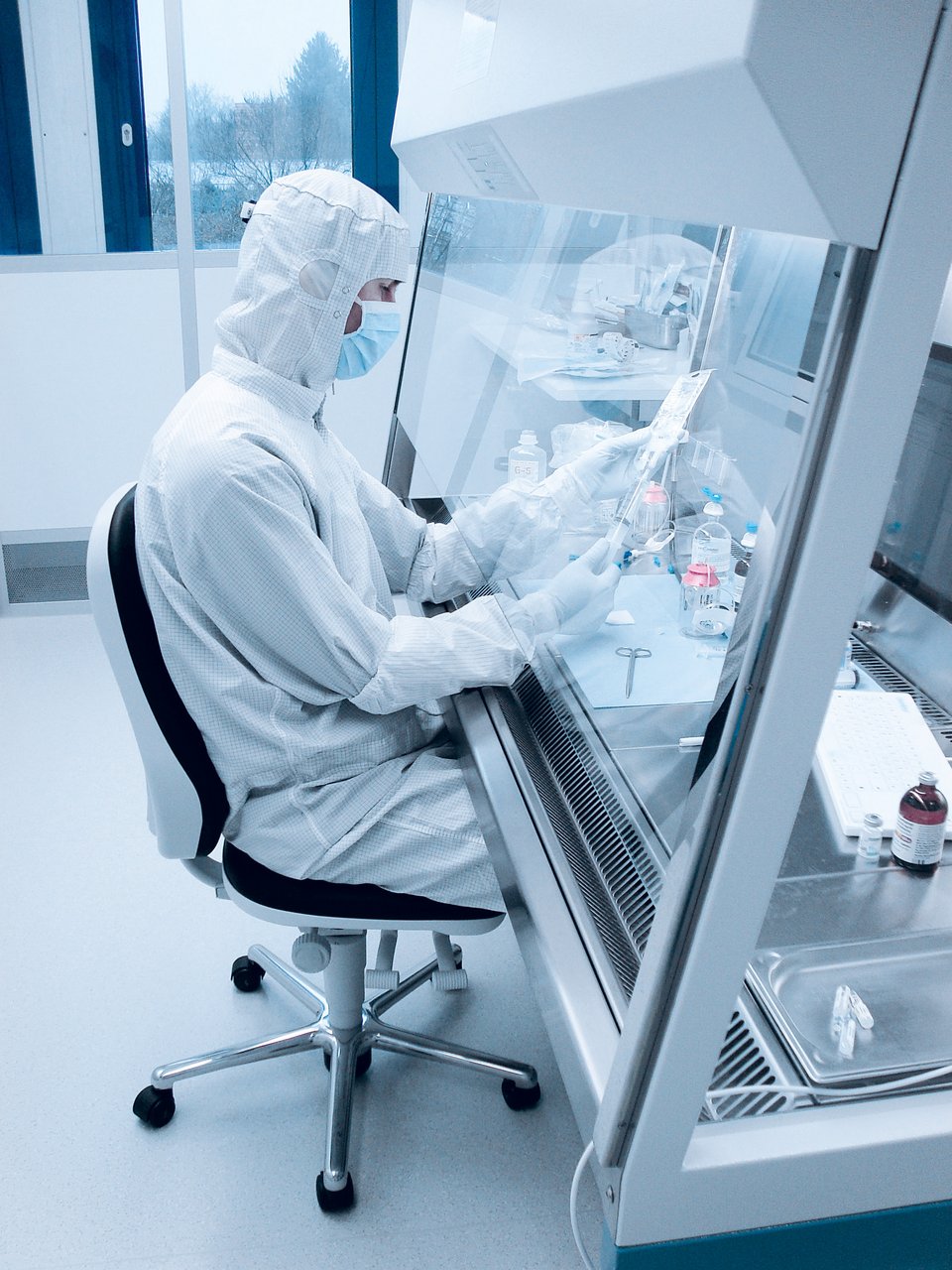 Salle blanche pour laboratoire de préparations cytostatiques, GMP A dans C