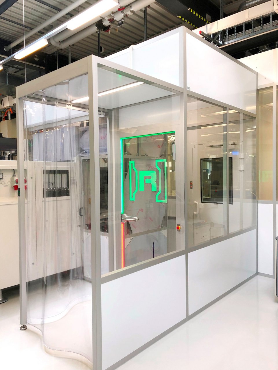 Cleanroom housing for injection moulding machines for the aseptic production of drug packaging, cleanroom class ISO 7