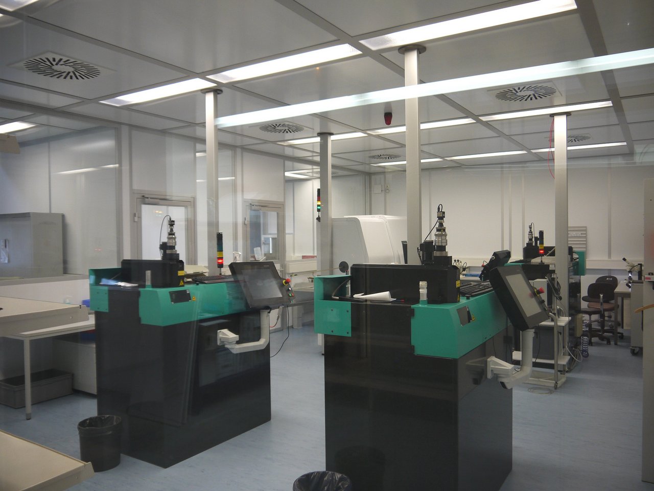 Reinraum der ISO-Reinraumklasse 8 mit Laserschneidanlagen für die präzise Bearbeitung von Edelstahlrohren zur Herstellung von Stents