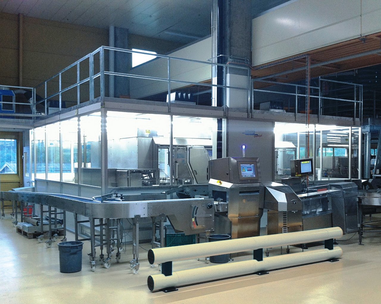 Verpackung von Schnittbrot in einer Großbäckerei. Das geschlossene System CleanSteriCell® der Reinraumklasse ISO-7 entspricht den Vorgaben der pharmazeutischen Produktion.