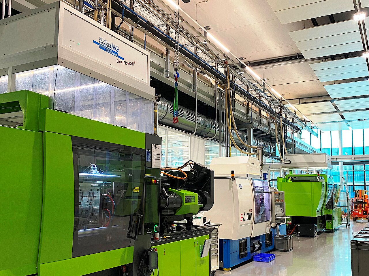 Injection moulding machine with laminar flow attachment